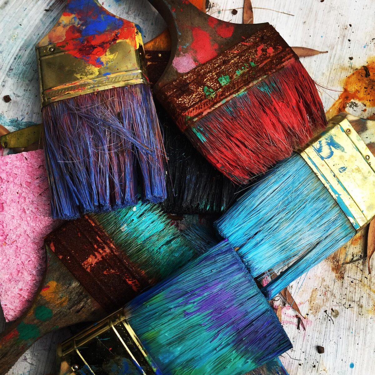 Schmuckbild mit unterschiedlichen Pinseln und Farben