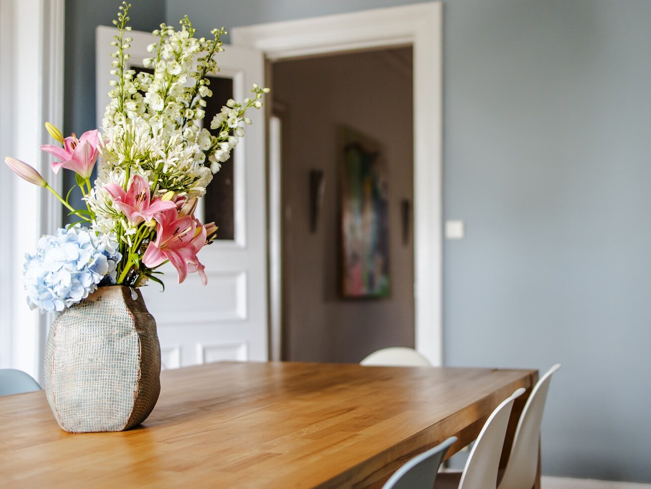 Frisch gestrichenes Esszimmer mit einer Blumenvase auf dem Tisch