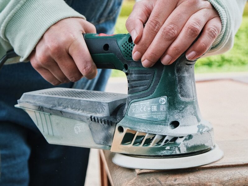 Heimwerker mit Schleifmaschine in der Hand